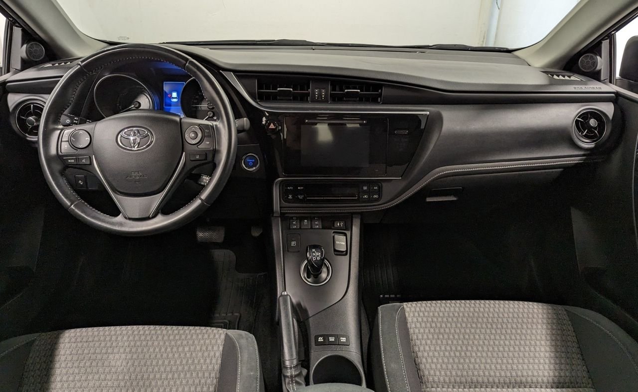 Toyota Auris Hybride 136h design business