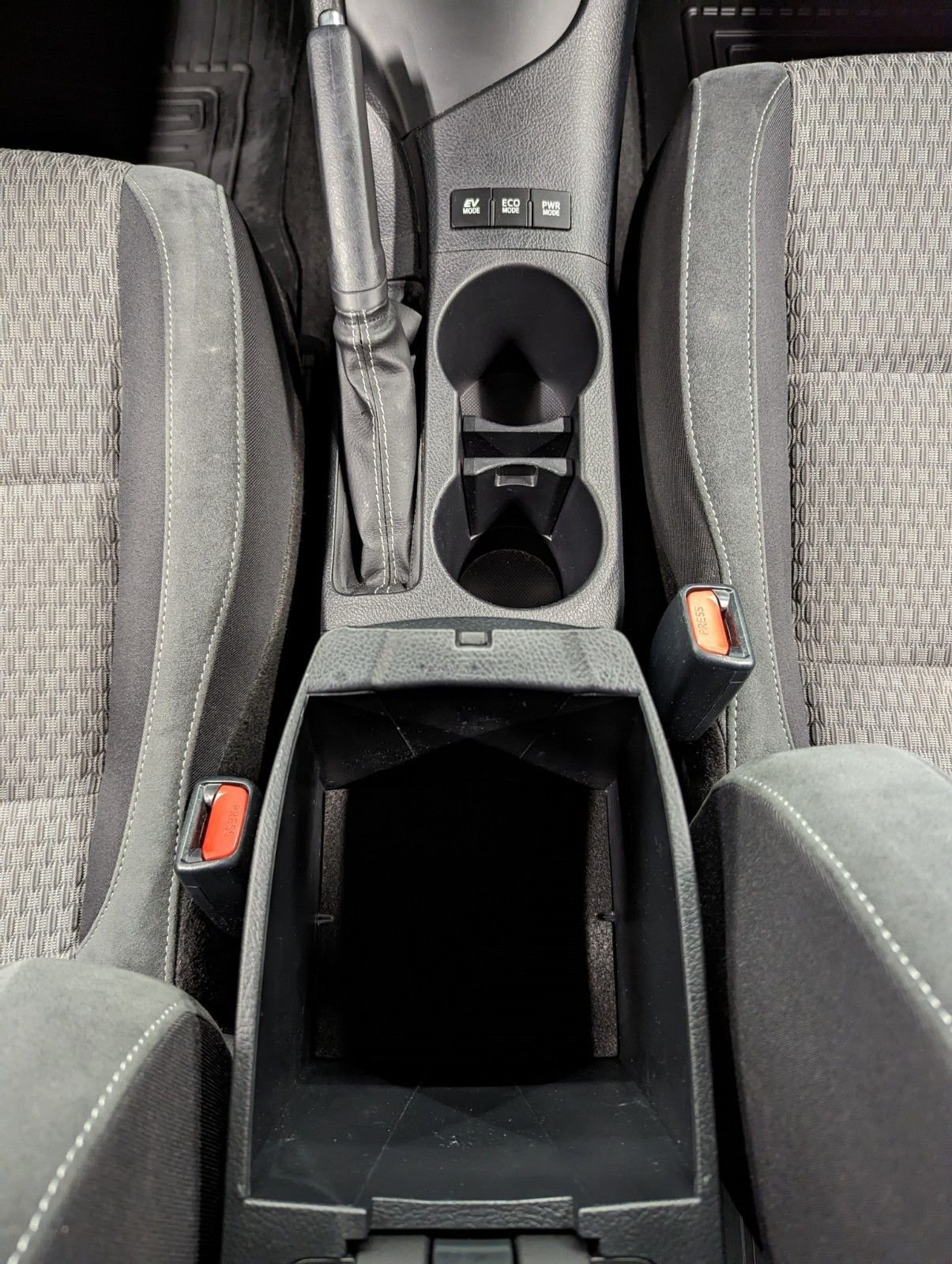 Toyota Auris Hybride 136h design business