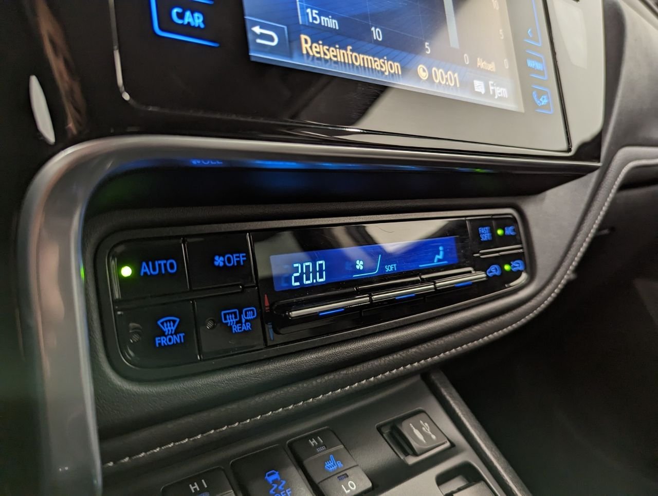 Toyota Auris Hybride 136h design business