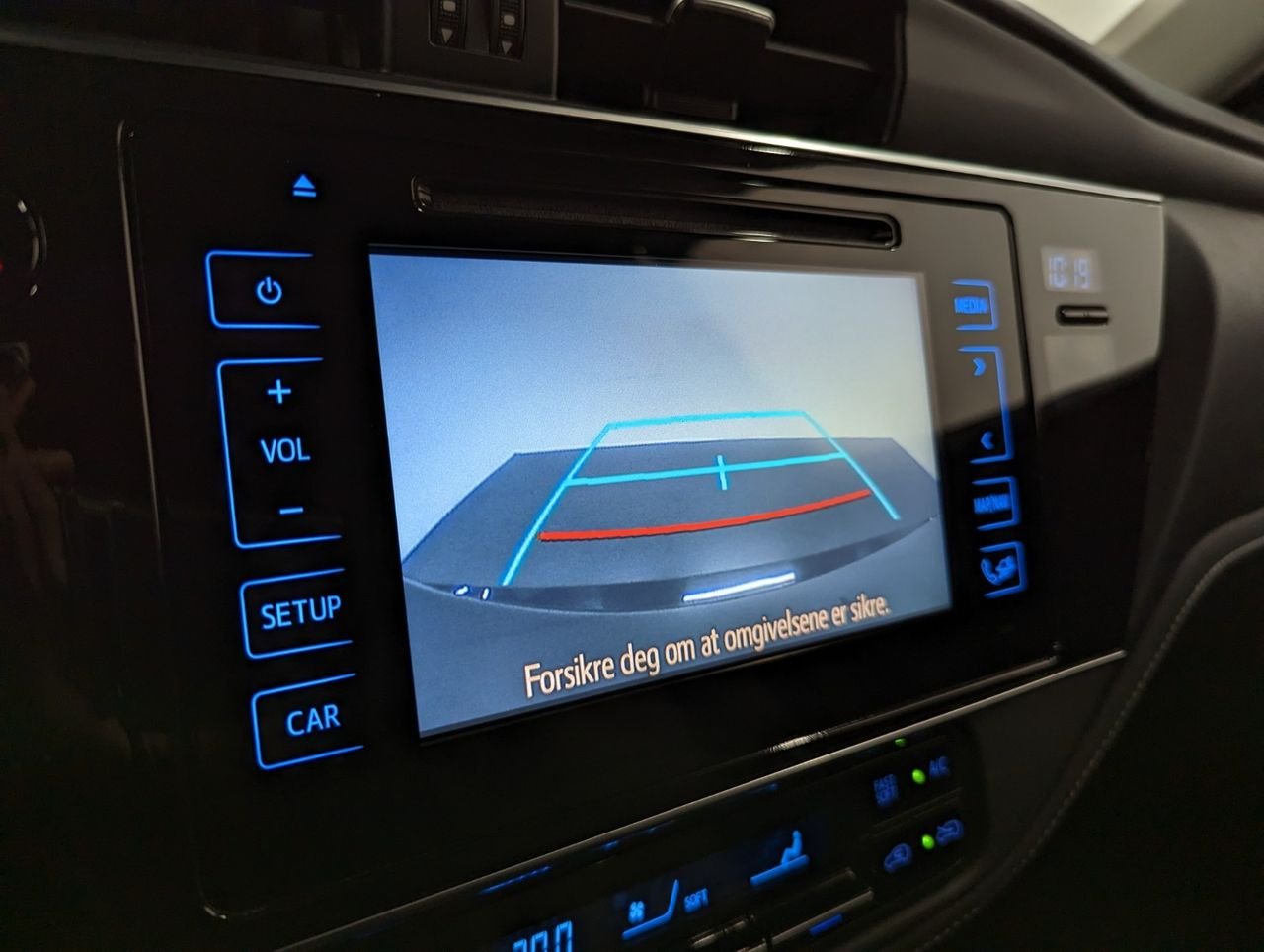 Toyota Auris Hybride 136h design business