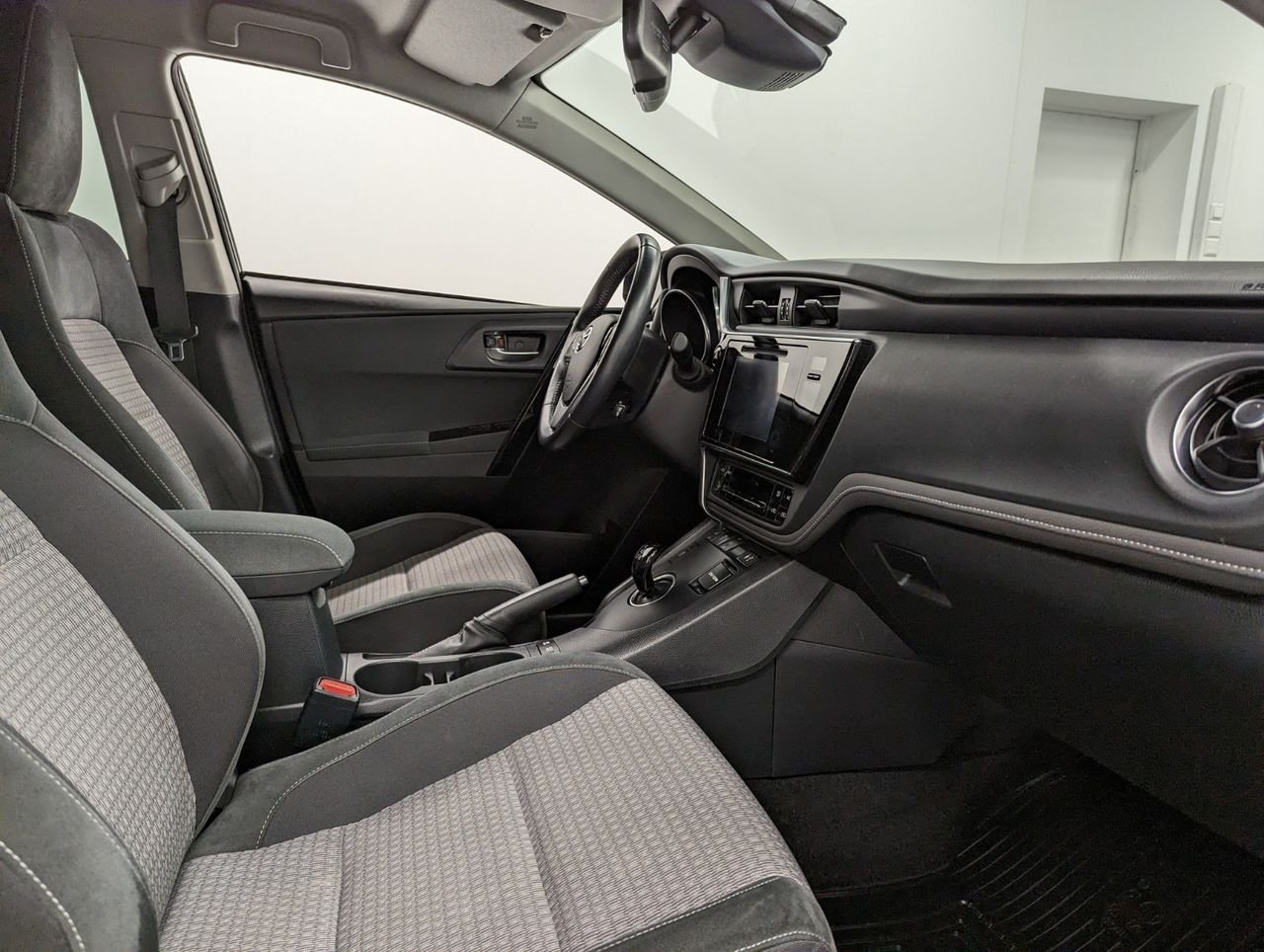 Toyota Auris Hybride 136h design business
