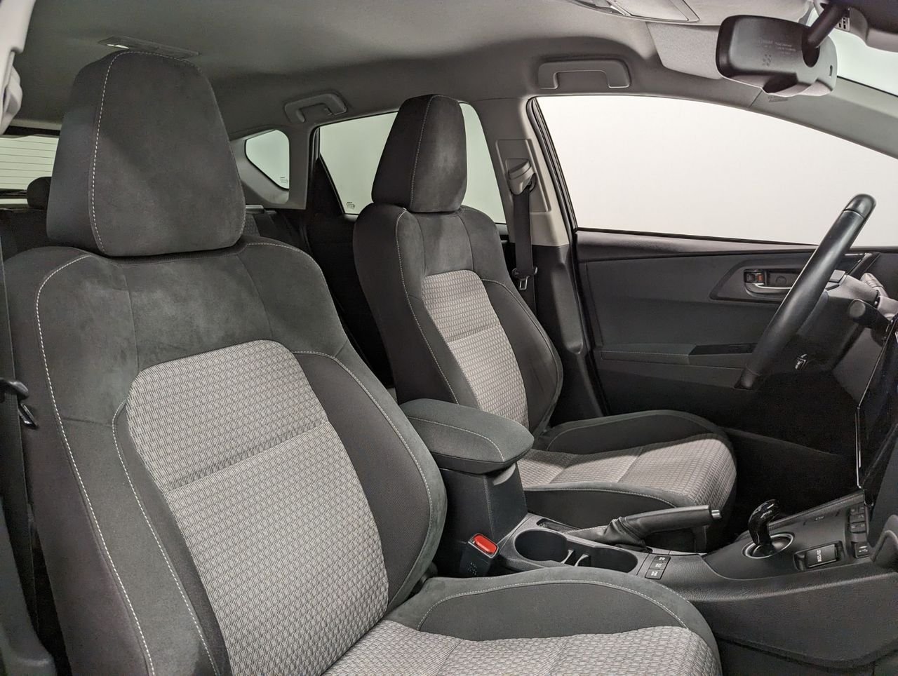 Toyota Auris Hybride 136h design business