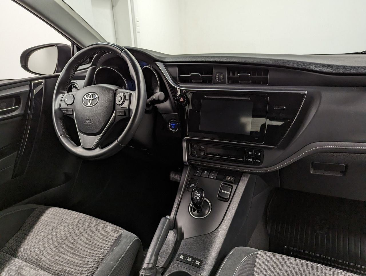 Toyota Auris Hybride 136h design business